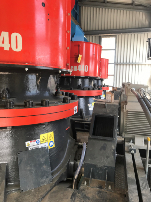 Mise en service récente de 3 nouveaux concasseurs à cône Sandvik type CH440 pour le concassage de gravier par Lutze Process.