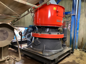 Livraison et mise en service d’un nouveau concasseur à cône Sandvik type CH430 par Lutze Process pour briser du gravier.
