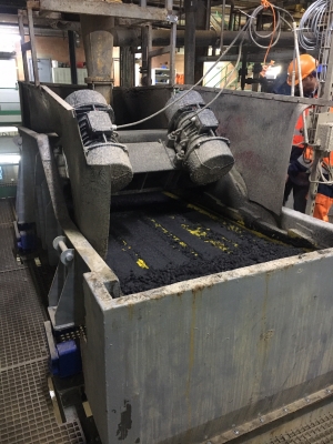 Succesvolle indienstname van een nieuwe ontwateringszeef in een grondwasinstallatie. Machine geleverd door Lutze Process