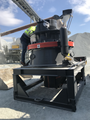 Livraison et mise en service récentes d&#039;un nouveau concasseur à cône Sandvik type CH440 par Lutze Process pour briser du granit.